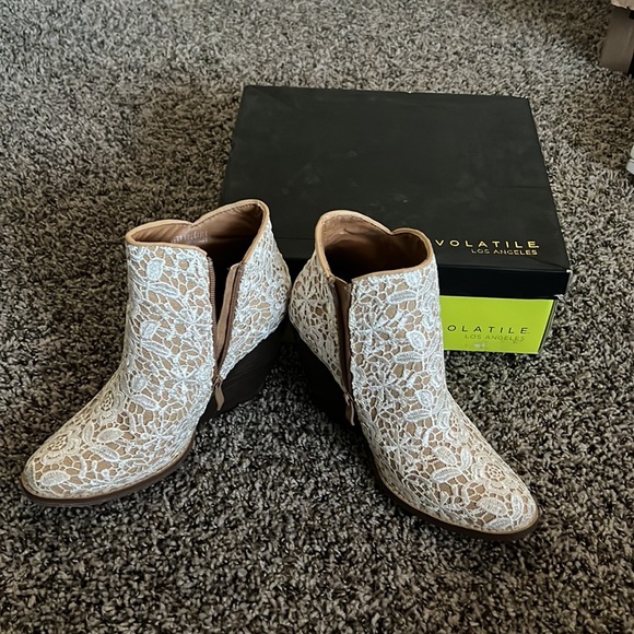 Very Volatile 8.5 cream and white lace bootie comes with box. - Picture 2 of 5
